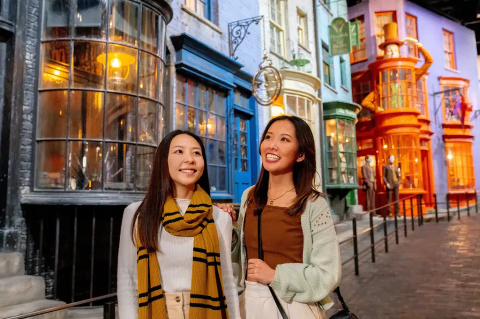 ทัวร์สตูดิโอ Warner Bros. Studio Tour Tokyo Diagon Alley สถานที่จริง สำหรับแฟนแฮร์รี่ พอตเตอร์ การถ่ายภาพและเวลาพักจะยาวนานขึ้นอย่างเห็นได้ชัดในการเยี่ยมชมโดยรวม