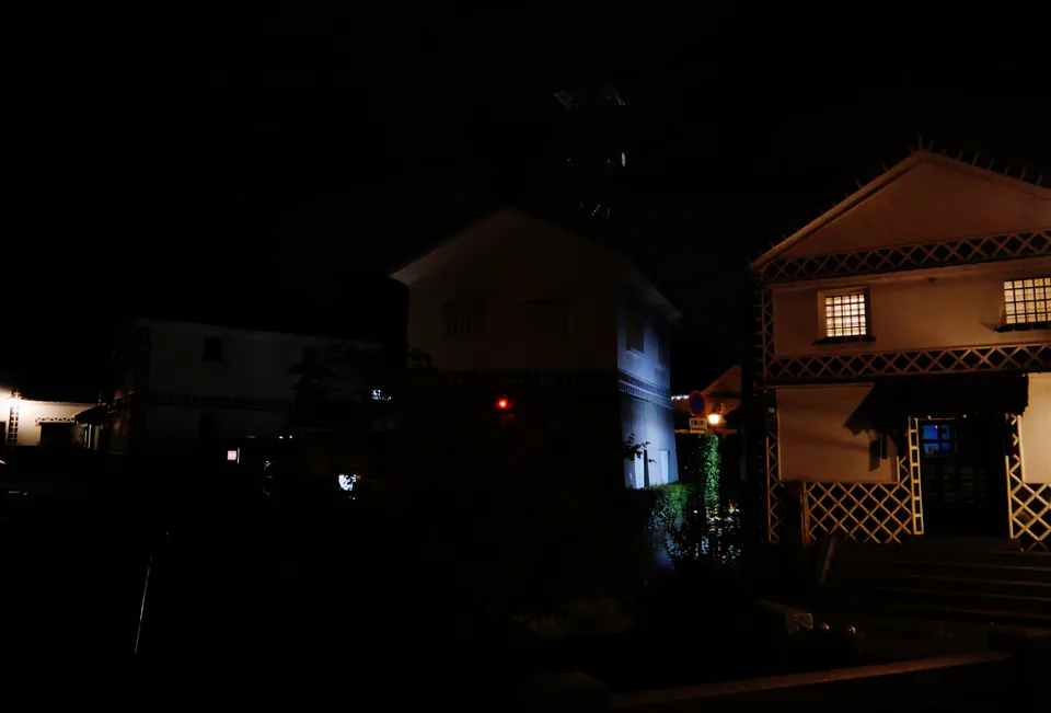 Kurashiki Bikan หลังพระอาทิตย์ตก ซึ่งมีไฟประดับบรรยากาศถึง 21:00 ระหว่างเดือนตุลาคมถึงมีนาคม