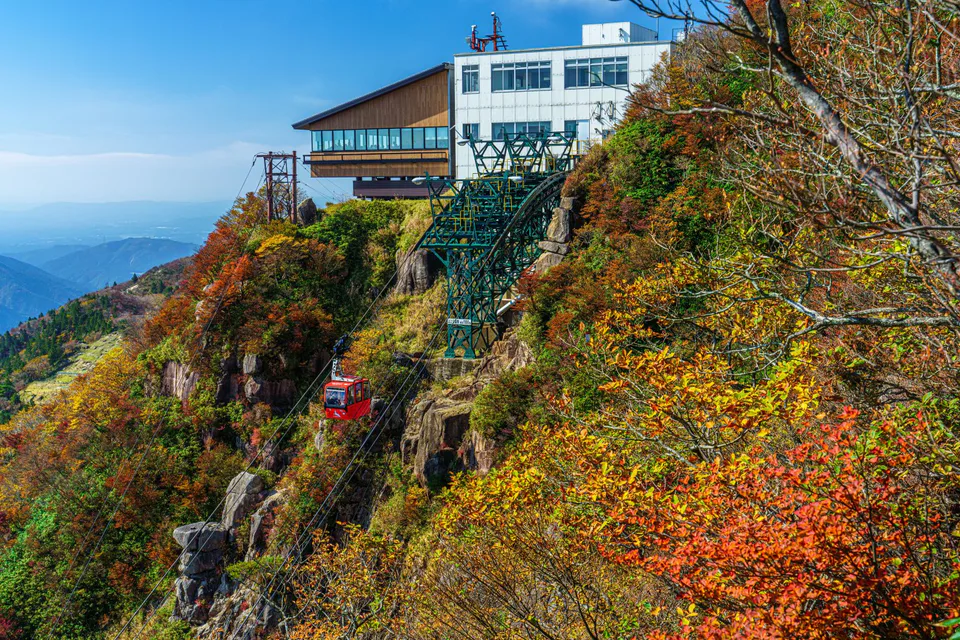 Gozaisho Ropeway ในฤดูใบไม้ร่วงเมื่อสีใบไม้เปลี่ยนตามระดับความสูง
