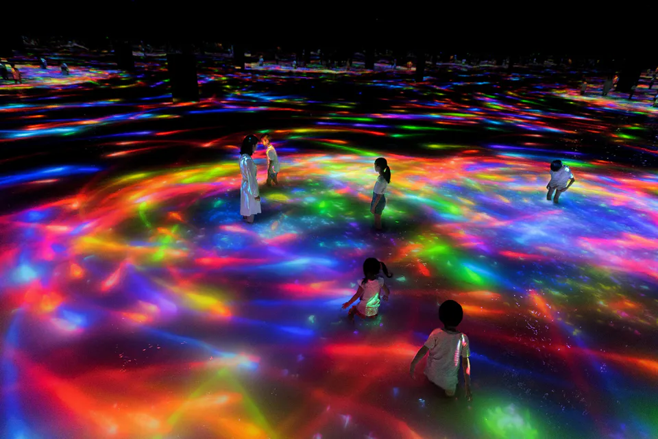 โซนน้ำของ teamLab Planets TOKYO ที่ผู้เข้าชมเดินเท้าเปล่าในน้ำ