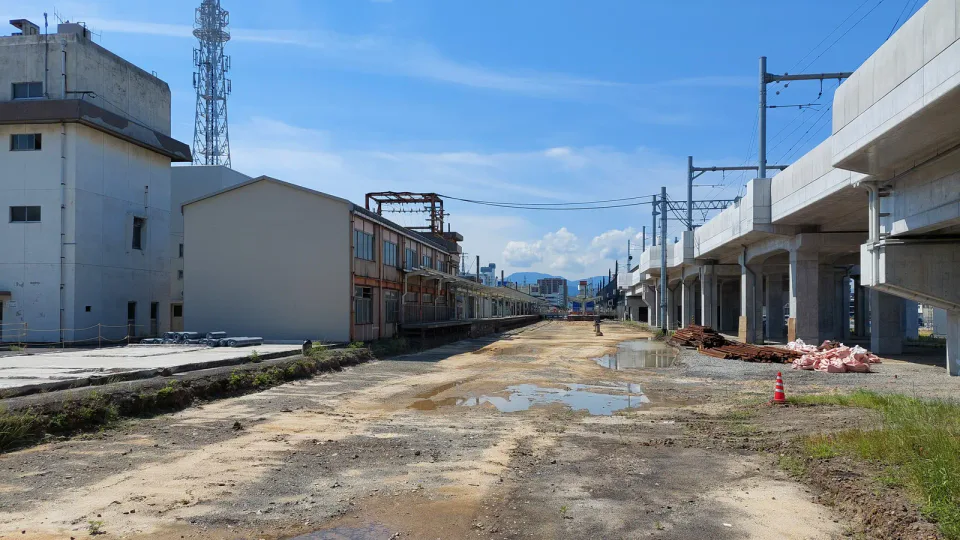 JR Matsuyama Station เป็นจุดเปลี่ยนฐานฝั่งเอฮิเมะ เหมาะกับการย้ายครั้งเดียวมากกว่านั่งไปกลับจากทาคามัตสึทุกวัน