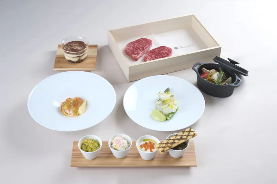 พื้นที่รับประทานอาหารของ Snow Peak YAKEI SUITE ABURAYAMA FUKUOKA ซึ่งควรเผื่อเวลาไว้เป็นส่วนหนึ่งของคืน