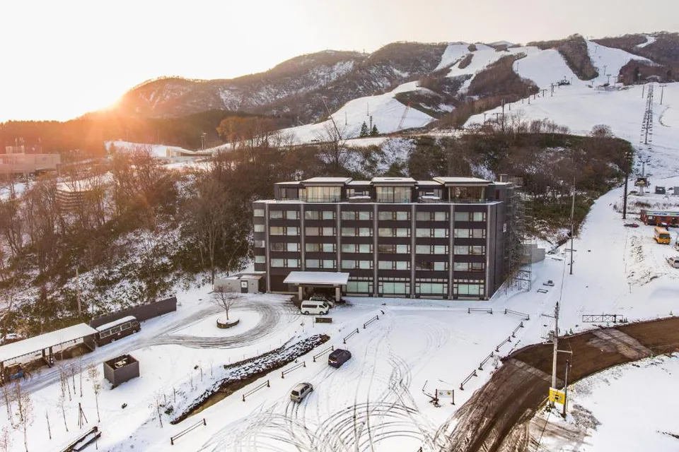 Ki Niseko ที่ Grand Hirafu ตัวอย่างโรงแรม Ski-in/Ski-out ที่เชื่อมกับ King Gondola และจุดเรียนสกี
