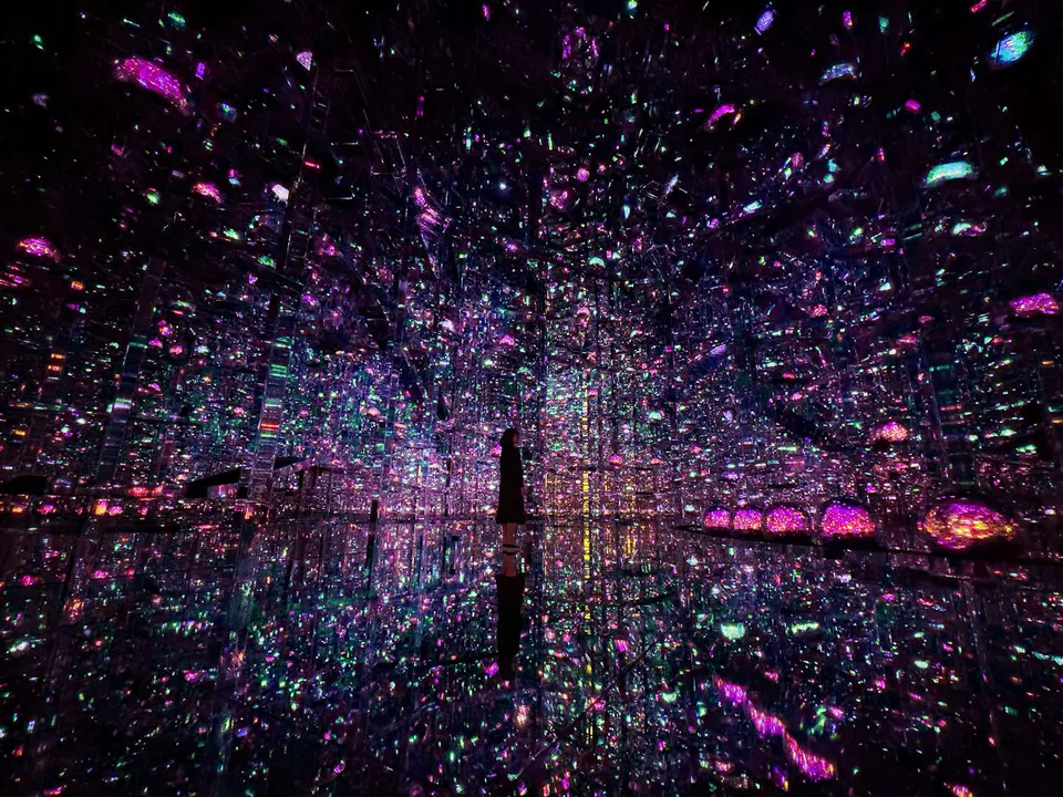 teamLab Borderless Infinite Crystal World โลกคริสตัลที่ไม่มีที่สิ้นสุดและแสงระยิบระยับที่สะท้อนในพื้นที่ที่เต็มไปด้วยความรู้สึก