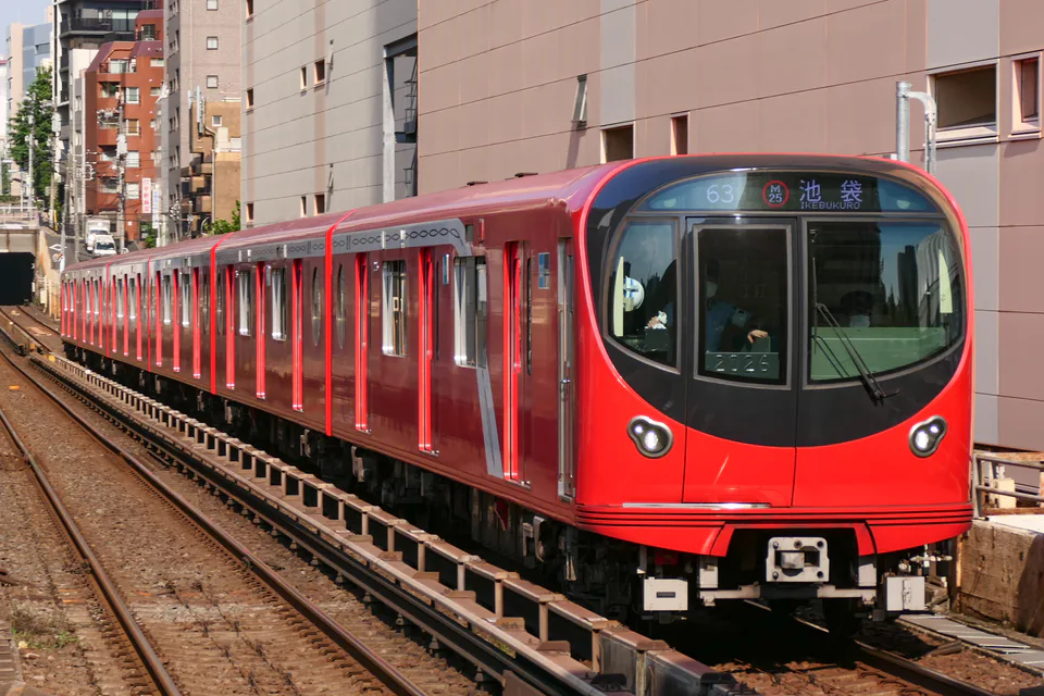 ภาพจริงของรถไฟสาย Marunouchi ของ Tokyo Metro; ควรพิจารณาว่า Tokyo Subway Ticket เหมาะสมหรือไม่ ขึ้นอยู่กับความหนาแน่นของการใช้บริการรถไฟใต้ดินของ Metro และ Toei Subway