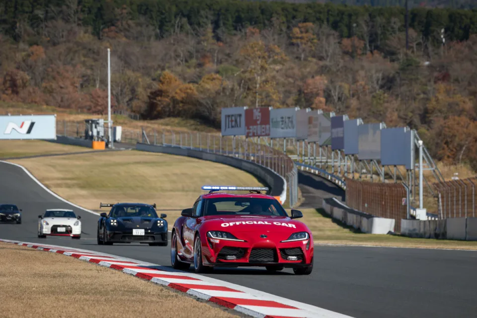 ทีมรถ pace car ของ Fuji Speedway นำโดย Circuit Experience การทดลองขับสามรอบในระดับง่ายและวันที่เปิดสนามสำหรับการขับขี่อิสระไม่ใช่สิ่งเดียวกัน