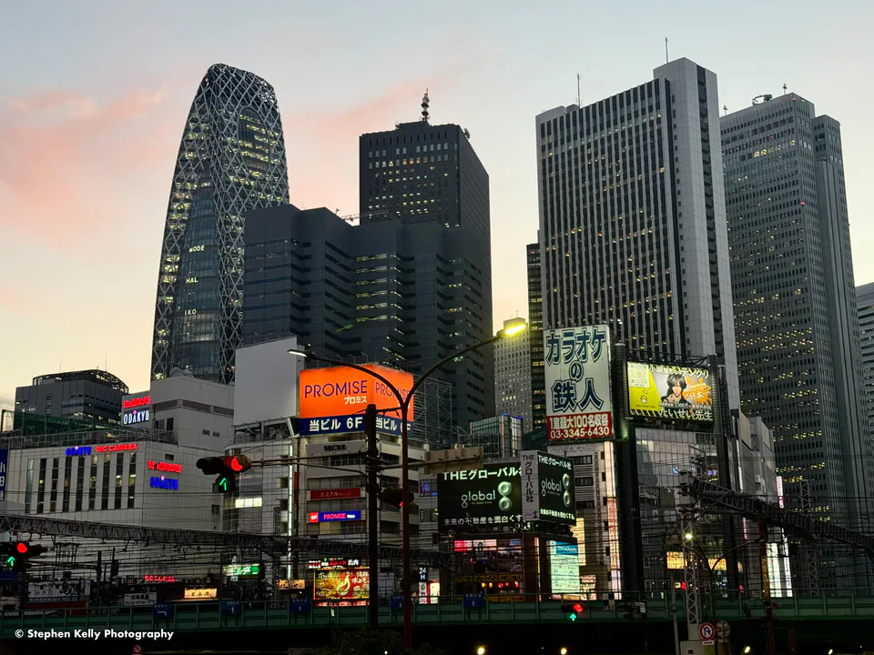 ภาพถนนในฤดูหนาวที่โตเกียว: ในเดือนมกราคม กลางวันและเช้าความแตกต่างของอุณหภูมิค่อนข้างมาก จึงเหมาะที่จะใช้เสื้อผ้าที่สามารถถอดได้เพื่อรับมือกับความแตกต่างของอุณหภูมิภายในและภายนอก