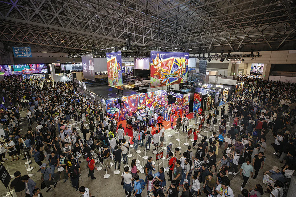 บูธของบริษัทเกมชั้นนำในงาน Tokyo Game Show และแถวยาวบนพื้นที่จัดงาน การพักใน Makuhari ช่วยลดความวุ่นวายในการเดินทางในเช้าวันงาน