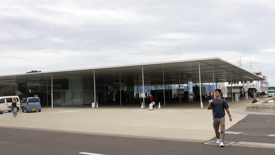 Miyanoura Port บนเกาะ Naoshima จุดหลักสำหรับทริปหนึ่งวันจาก Takamatsu
