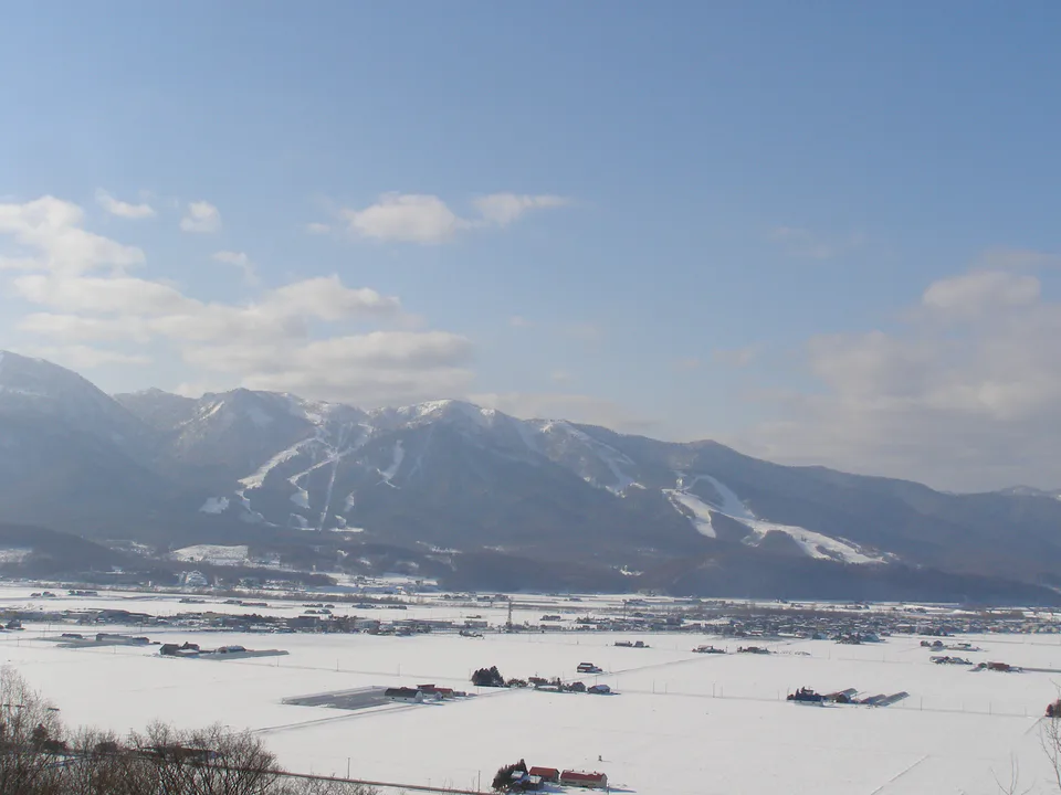 รีสอร์ทสกี Furano ในฤดูหนาว แสดงให้เห็นถึงฐานสกีแบบสองโซนที่ง่ายขึ้น