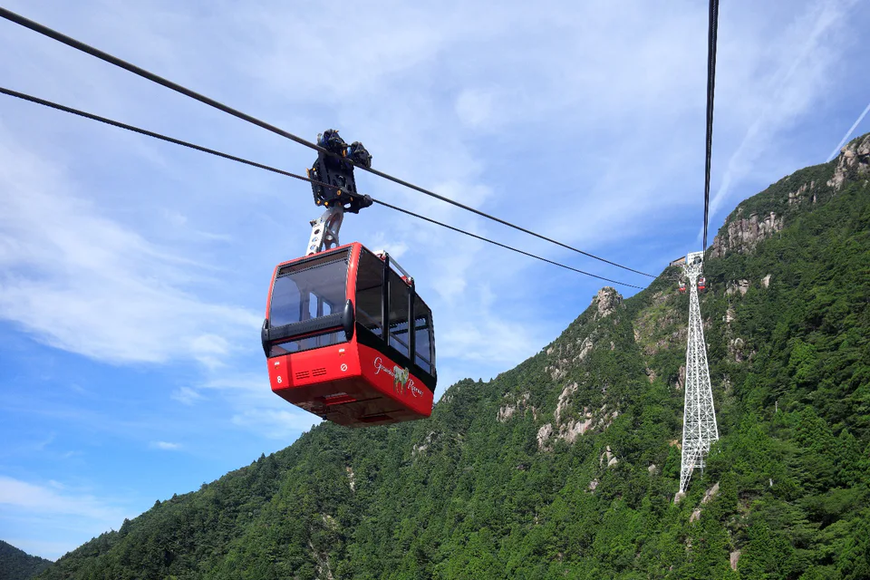 Gozaisho Ropeway สีแดงพาดผ่านภูเขาในจังหวัดมิเอะ