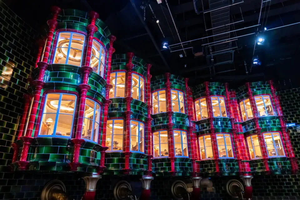 ฉากจริงของ Warner Bros. Studio Tour Tokyo Ministry of Magic โฟกัสหนึ่งในจุดเด่นคือฉากใหญ่ที่จำกัดเฉพาะในอาคารโตเกียว