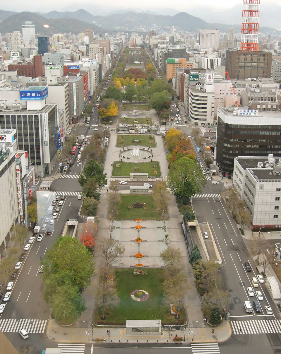 วิวทิวทัศน์กลางแจ้งในเมืองญี่ปุ่นในฤดูหนาว: ฟุกุโอกะในเดือนมกราคมอากาศอุ่นกว่าโตเกียวเล็กน้อย แต่ลมทะเลและอุณหภูมิในช่วงกลางคืนยังคงต้องใส่เสื้อกันหนาวและเสื้อชั้นในปรับระดับได้