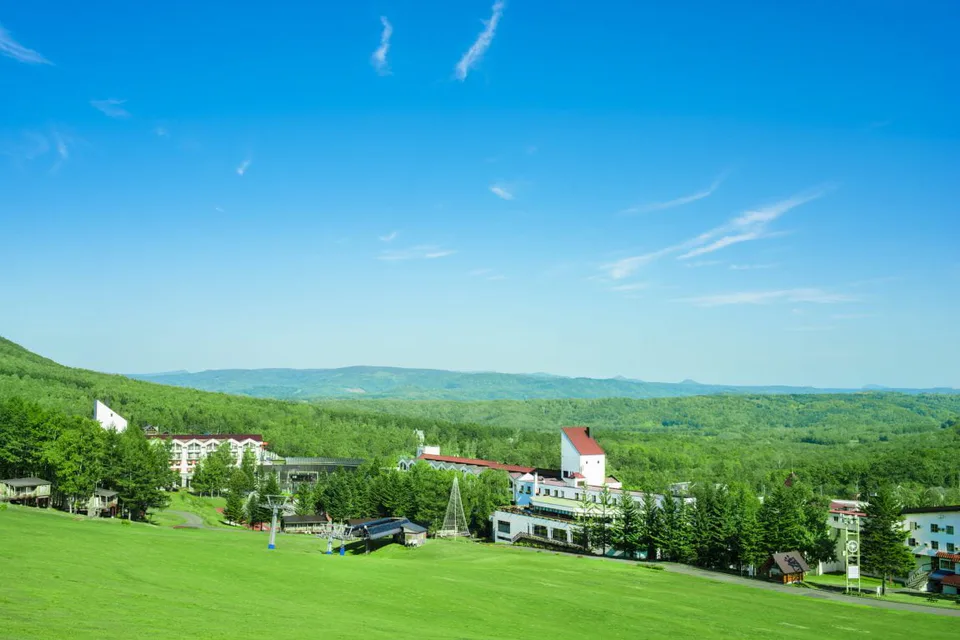ฤดูหนาว Rusutsu Resort Hotel & Convention แสดงที่พักบนสนามหิมะ สามารถลบข้อมูลซ้ำจากเส้นทางไป-กลับซัปโปโร