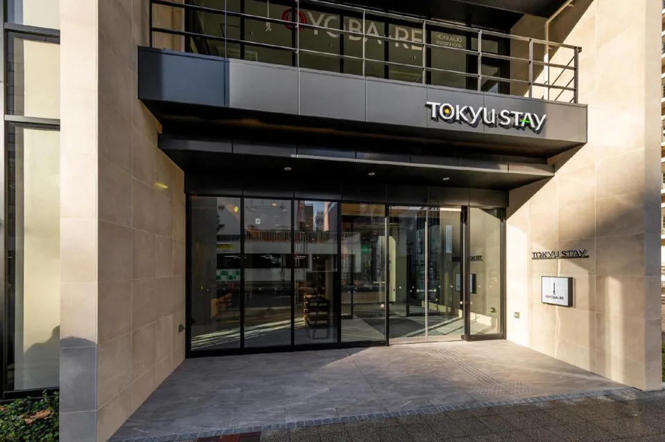 ทางเข้าโรงแรม Tokyu Stay Sapporo Odori ซึ่งเป็นตัวเลือกสำหรับครอบครัวที่พักระยะยาวในซัปโปโร สามารถประเมินการมีเครื่องซักผ้าและอบแห้งในห้องได้