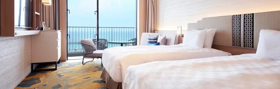 ห้องพักและพื้นที่เตียงของ Okinawa Prince Hotel Ocean View Ginowan