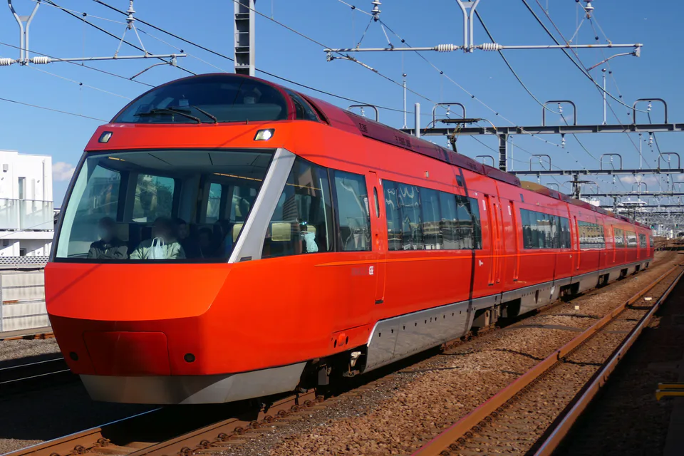 Odakyu Romancecar เชื่อมชินจูกุกับฮาโกเนะ เวลาเดินทางเข้าออกพื้นที่เป็นส่วนหนึ่งของต้นทุนเมื่อเพิ่มคืน