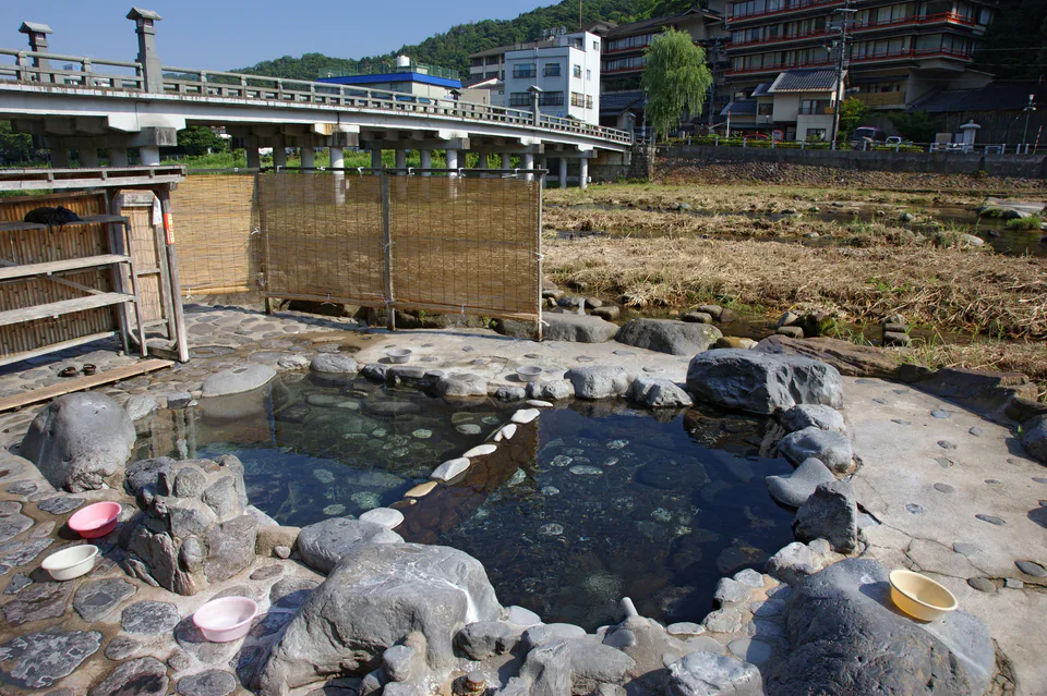 Misasa Onsen ริมแม่น้ำในจังหวัดทตโตริ เหมาะกับการพักเมื่อช่วงเย็นและการแช่ออนเซ็นเป็นส่วนหลักของทริป