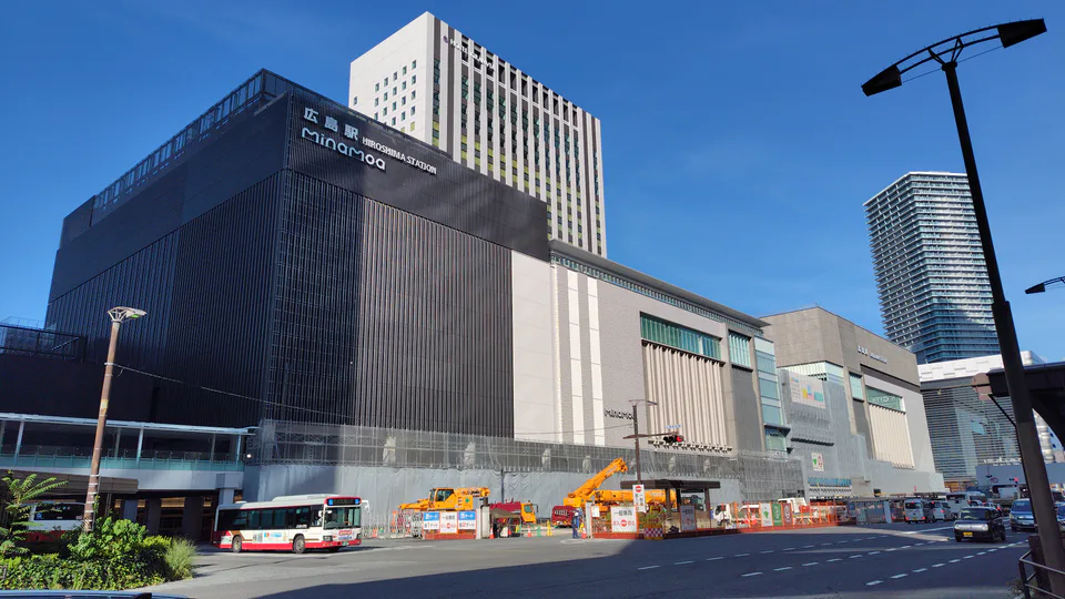 Hiroshima Station ซึ่งเป็นจุดเปลี่ยนจากเวลาบน Shinkansen ไปสู่ต้นทุนจริงของกระเป๋า เช็กอิน และการเดินทางในเมือง