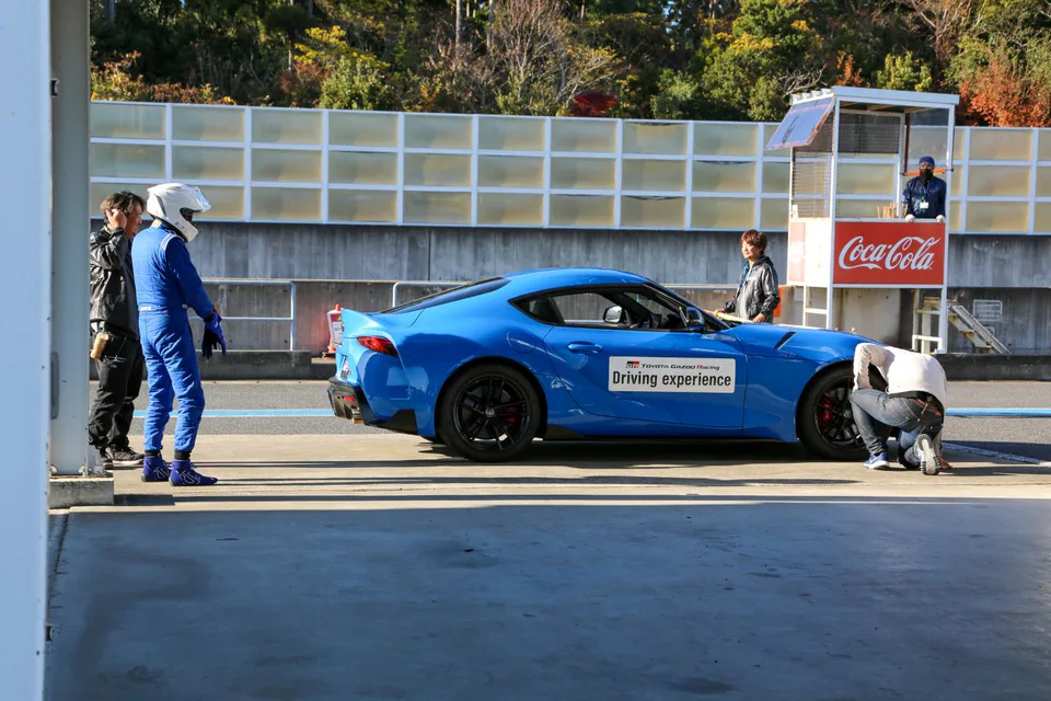 GR Supra ในบริเวณ pit ของสนามแข่ง Fuji สนามแข่ง Fuji Speedway ให้เช่า GR สำหรับนักท่องเที่ยวที่ไม่มีรถส่วนตัวแต่ต้องการขับบนสนามแข่งจริง 3 รอบ