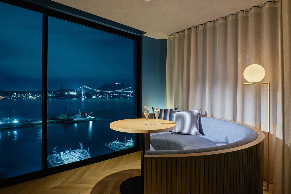 ห้องพัก BEB5 Mojiko ใช้หน้าต่างและ daybed เพื่อให้ Kanmon Strait เป็นส่วนหนึ่งของเวลาที่อยู่ในห้อง