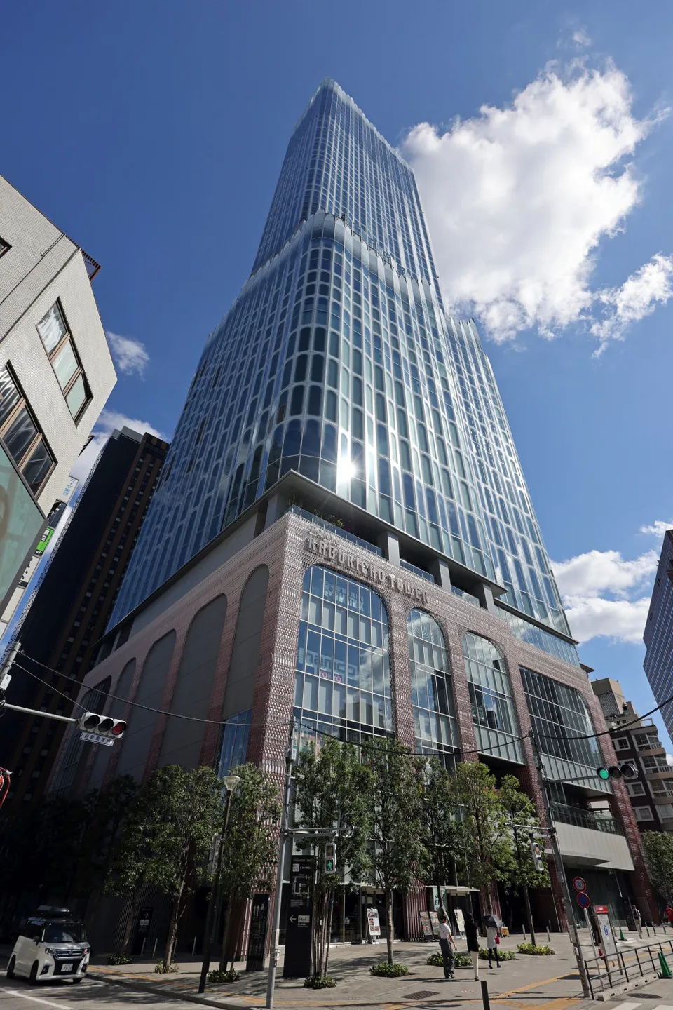 โรงแรม GROOVE SHINJUKU ตั้งอยู่ที่ด้านหน้าของตึก Tokyu Kabukicho