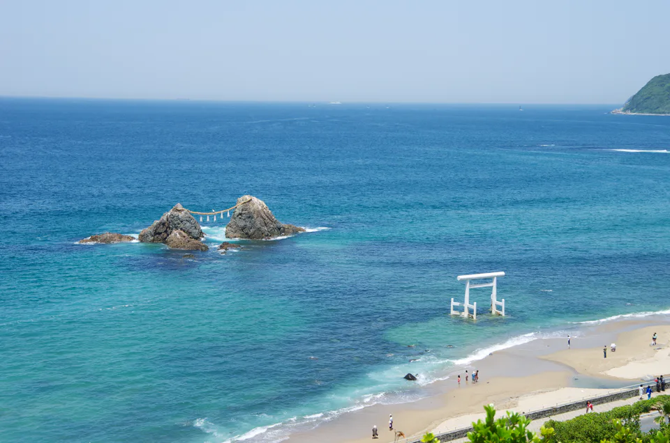 ชายหาดซังอิชิมะซากุระอิอิริอุระและหินคู่สามีภรรยา สถานที่ท่องเที่ยวหลักในทริปหนึ่งวัน