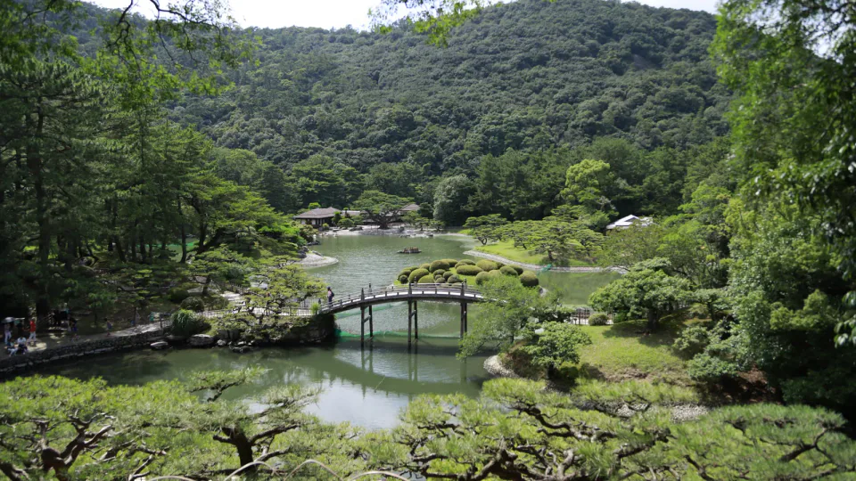 Ritsurin Garden ใน Takamatsu เป็นคู่แข่งของเวลาหนึ่งวันที่ใช้กับ Naoshima