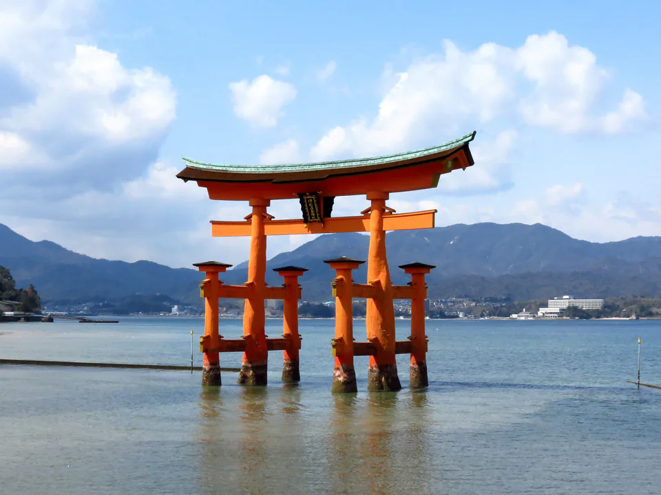 โอ torii ของศาลเจ้าอิตสึกุชิมะช่วงน้ำสูงบนมิยาจิมะ ใช้ประกอบการตัดสินใจเรื่องลำดับเที่ยวโดยไม่เกี่ยวกับความสุกของใบไม้เปลี่ยนสี
