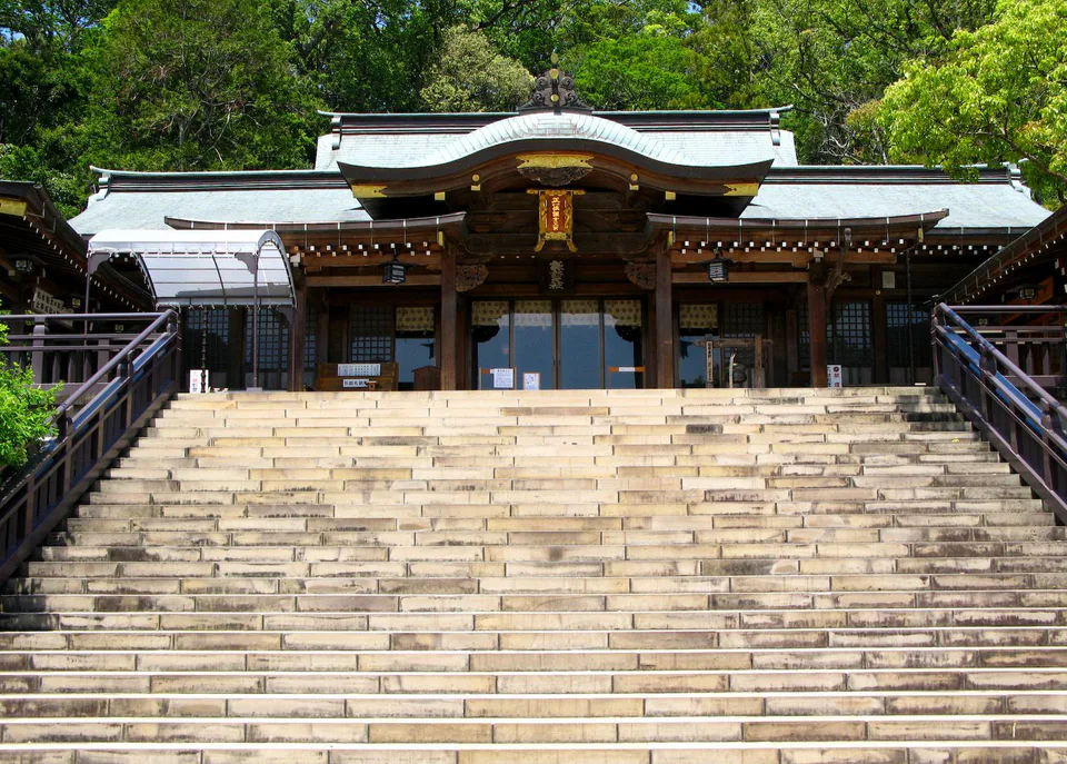 ศาลเจ้า Suwa ในเมือง Nagasaki ตั้งอยู่บนบันไดหิน Nagasaki ซึ่งแสดงให้เห็นว่าการชมงานเทศกาลต้องคำนึงถึงการเดินและความลำบากของบันได