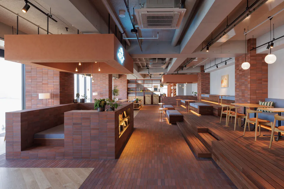 TAMARIBA ของ BEB5 Mojiko เป็น shared living room ที่เพิ่มมูลค่าการพักกลางคืนโดยไม่ต้องพึ่งพื้นที่ในห้องอย่างเดียว