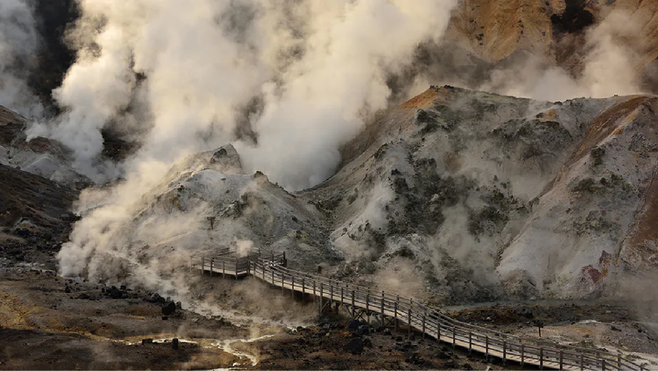 Jigokudani ที่โนโบริเบ็ตสึเป็นภูมิประเทศภูเขาไฟซึ่งทำให้เมืองออนเซ็นมีคุณค่ามากกว่าการไปแช่น้ำอย่างเดียว