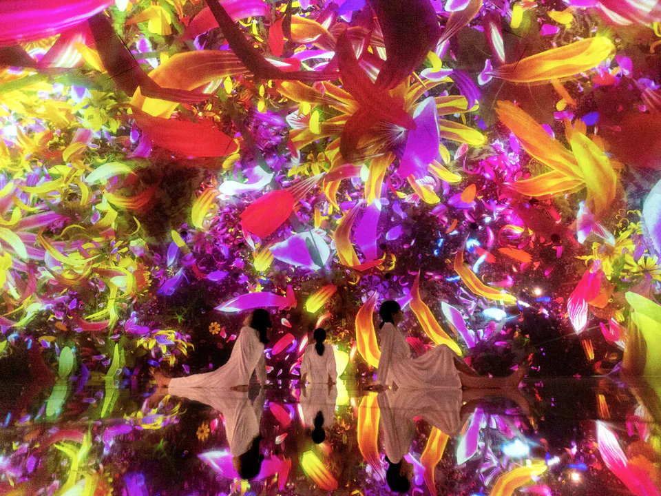 teamLab Planets Floating in the Falling Universe of Flowers จักรวาลดอกไม้ลอยอยู่ในพื้นที่ที่ผู้เข้าชมถูกห้อมล้อมด้วยภาพดอกไม้แบบอินเทอร์แอคทีฟ