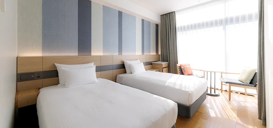 ห้องพักแบบ Twin ของ JR Kyushu Hotel Blossom Naha สำหรับเปรียบเทียบพื้นที่และรูปแบบเตียง