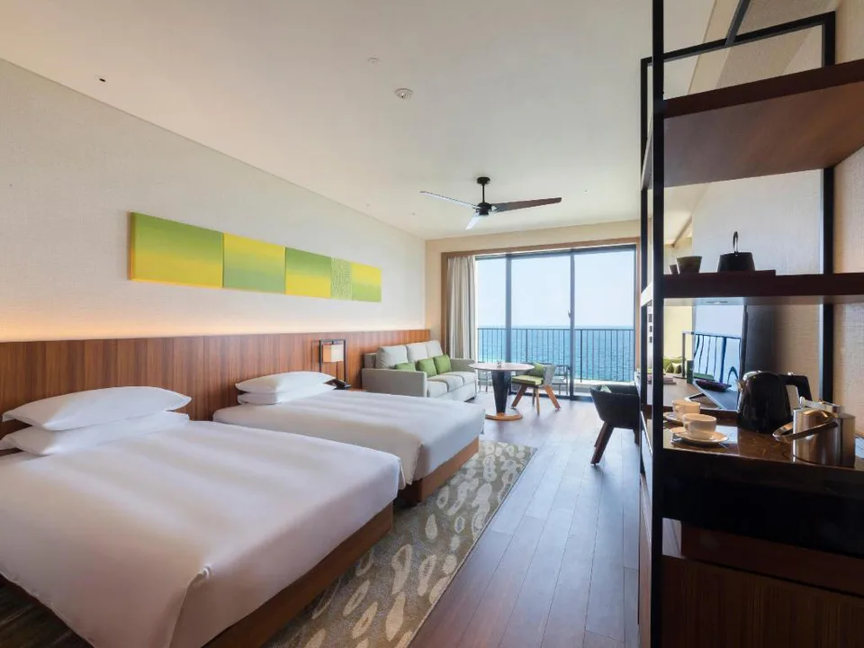 Hyatt Regency Seragaki Island Okinawa ห้องพักเตียงคู่และระเบียงชมวิวทะเล เหมาะสำหรับพาผู้ปกครองมาพักผ่อนแบบไม่ต้องวุ่นวาย