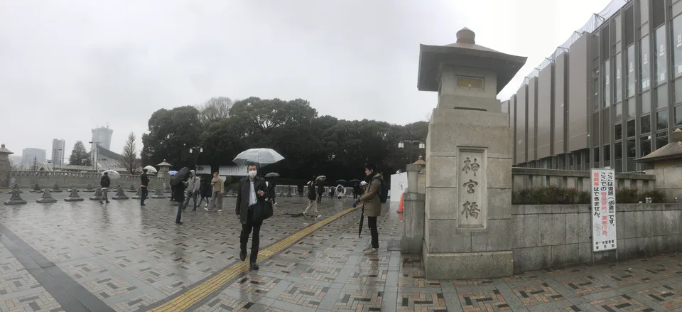 นักท่องเที่ยวในโตเกียววันที่ฝนตก ซึ่งมักยังเที่ยวในเมืองได้ด้วยการลดช่วงเดินกลางแจ้ง