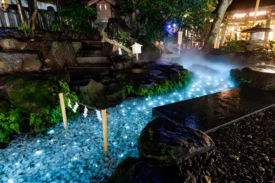 ระฆังลม Enmusubi Furin ที่ศาลเจ้าคาวาโกเอะ ฮิคาวะในช่วงเย็น