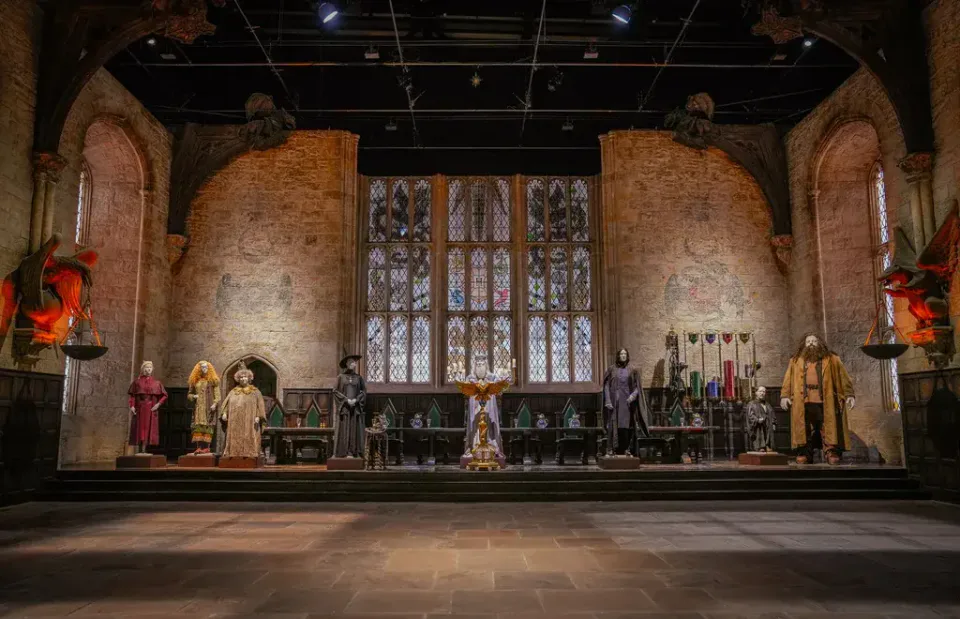 Warner Bros. Studio Tour Tokyo Great Hall สถานที่จริง ราคาบัตรเข้าชม Tokyo Harry Potter Studio ส่วนใหญ่มาจากฉากในภาพยนตร์และรายละเอียดการผลิต