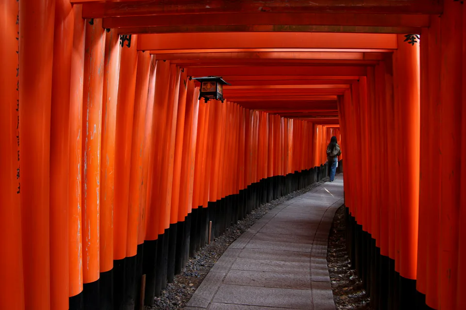 ภาพจริงของศาลเจ้า Fushimi Inari ในเกียวโตในเดือนกันยายน ช่วงต้นเดือนยังคงต้องวางแผนเส้นทางเยี่ยมชมวัดและศาลเจ้าโดยคำนึงถึงความเข้มข้นของการเดินในฤดูร้อน