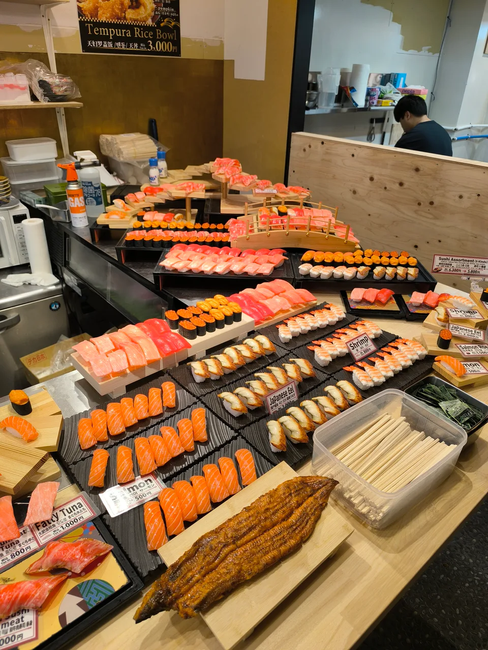 ภาพบรรยากาศซูชิ อาหารทะเล และแผงขายอาหารริมถนนที่ตลาดคุโรมงในโอซาก้า