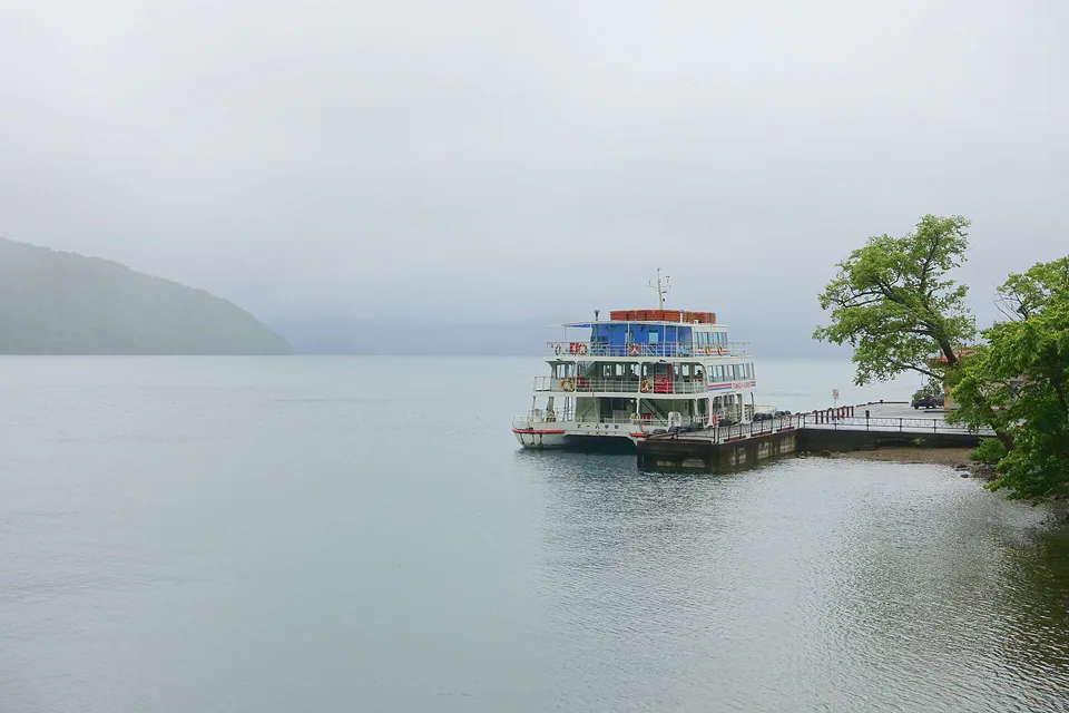 เรือท่องเที่ยวทะเลสาบอิวะดะและวิวฤดูใบไม้ร่วงบริเวณคุโนะยะกะ เหมาะสำหรับการพักค้างคืนสองวันหนึ่งคืนริมทะเลสาบ