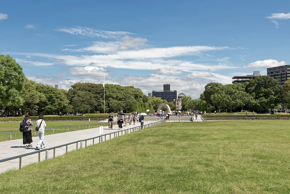 สวนอนุสรณ์สันติภาพฮิโรชิมา ซึ่งอยู่ใกล้โซน Kamiyacho และ Hondori ในใจกลางเมือง