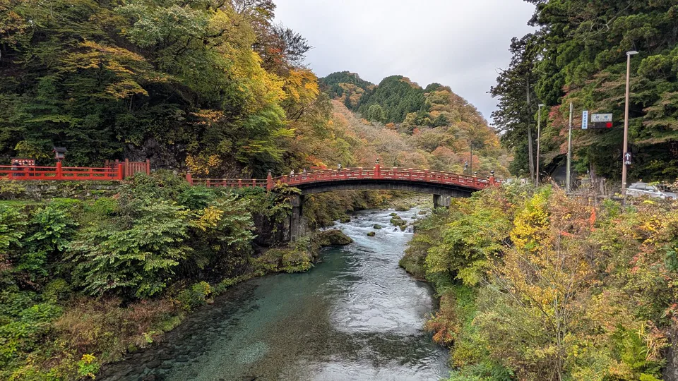 สะพานชินเคียวและใบไม้เปลี่ยนสีในนิกโก้ช่วงต้นพฤศจิกายน