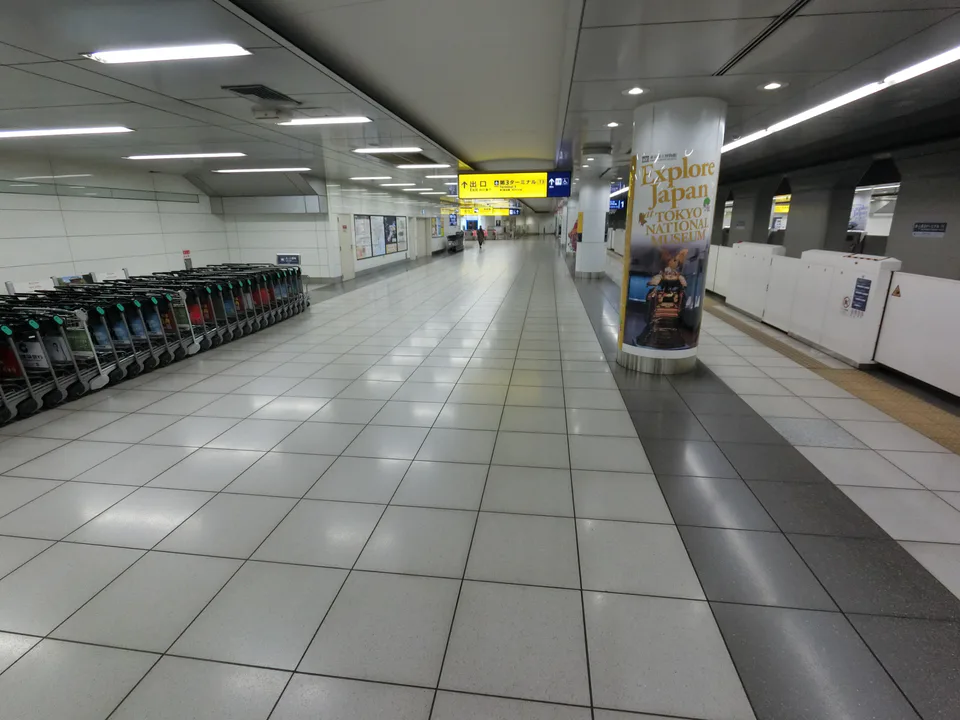 ภาพจริงของสถานีอาคารผู้โดยสารสนามบินฮาเนดะ อาคาร 3; สำหรับการเดินทางในโตเกียวแบบอิสระ ควรคำนวณเวลาการเดินทางจากสนามบินถึงที่พักล่วงหน้า