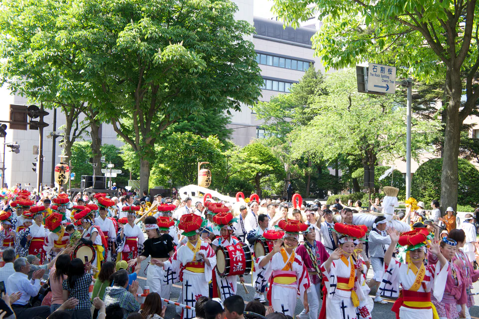 ผู้ร่วม Fukushima Waraji Matsuri แบก Ō-waraji ขนาดใหญ่ในขบวนเทศกาล