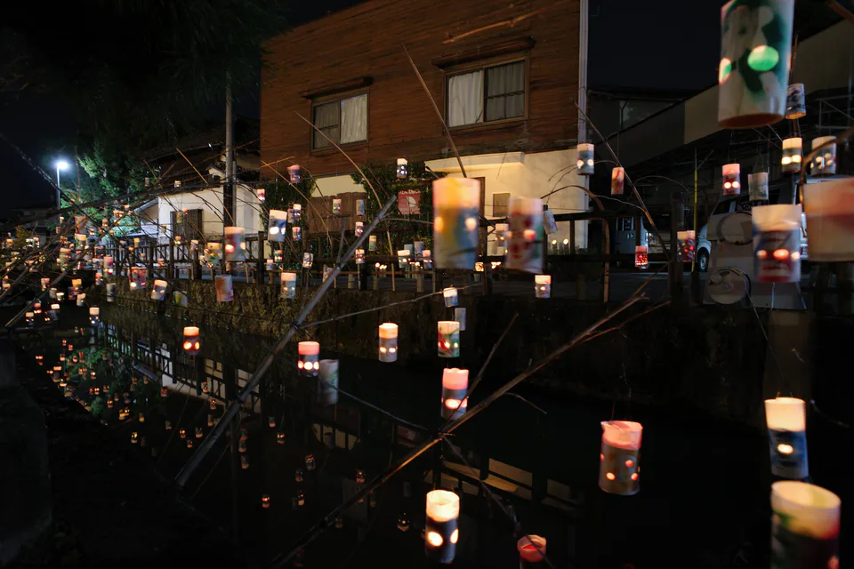 โคมไฟไม้ไผ่ตามถนนเมืองเก่า Mamedamachi ในงาน Hita Sennen Akari