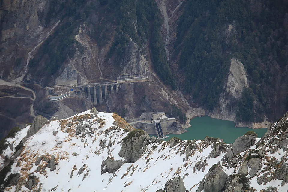 มุมมองจาก Tateyama Kurobe ลงสู่ทะเลสาบและเขื่อน แสดงความต่างของระดับความสูงตลอดเส้นทาง