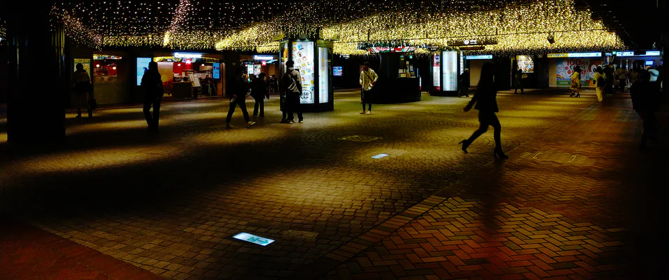 ทางเดินภายใน Tenjin Underground Mall ในฟุกุโอกะ ใช้เป็นทางเชื่อมกิจกรรมวันฝนตก