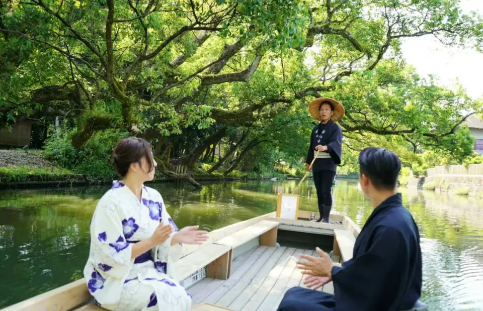 เรือไม้ Hakushu Kanko ล่องผ่านสะพานต่ำในคลอง Yanagawa