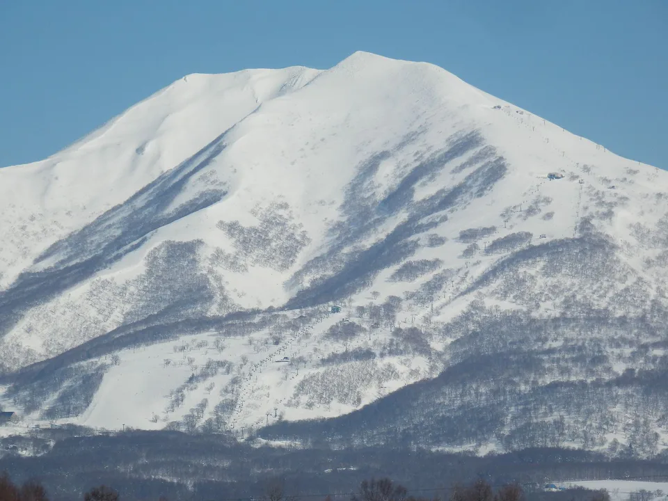 Niseko Annupuri ในฤดูหนาว ตัวอย่างของโซนที่ควรให้หลายคืนเมื่อสกีเป็นเป้าหมายหลัก